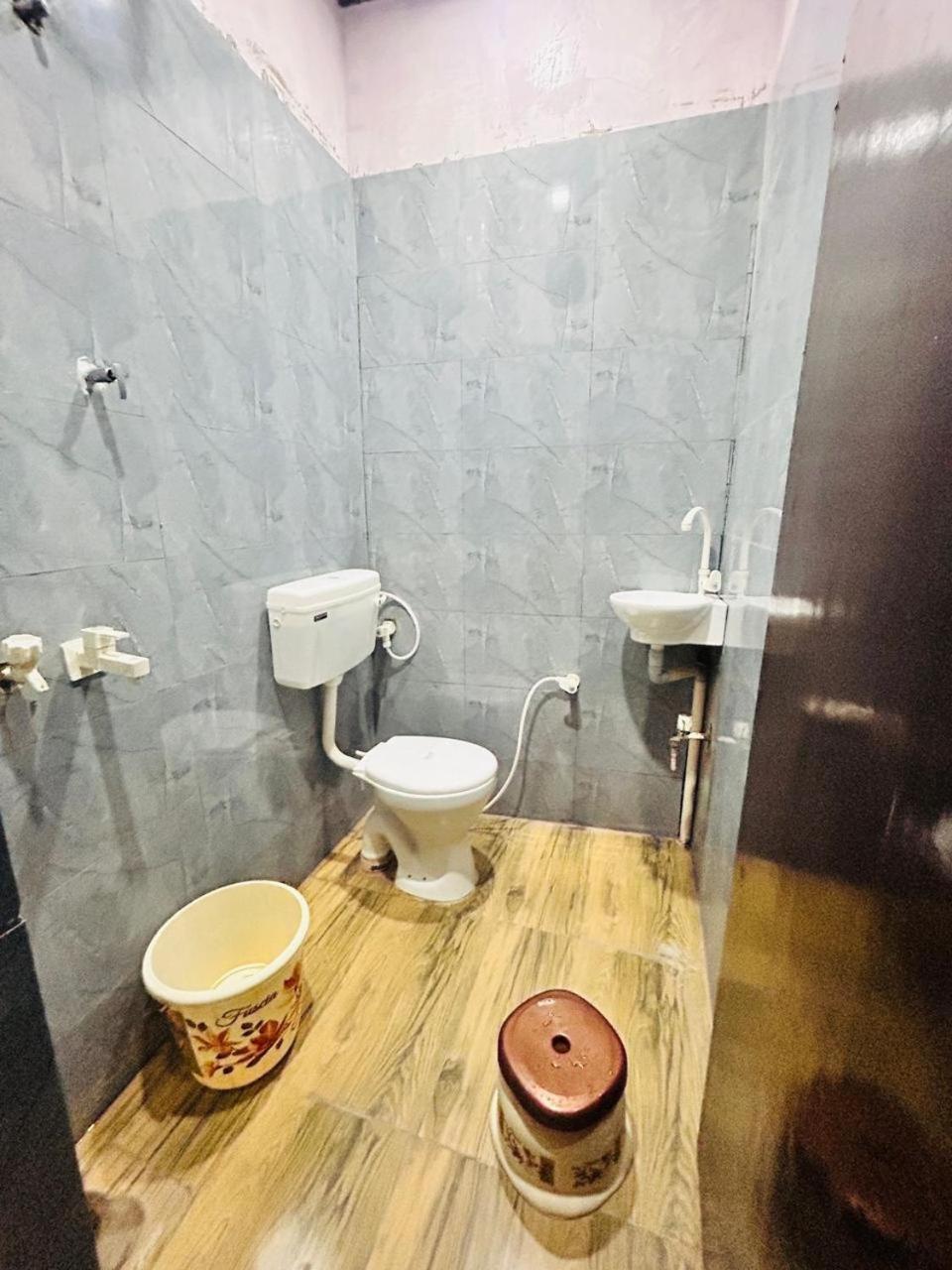 Agrawal Inn Guest House Mathura Bagian luar foto