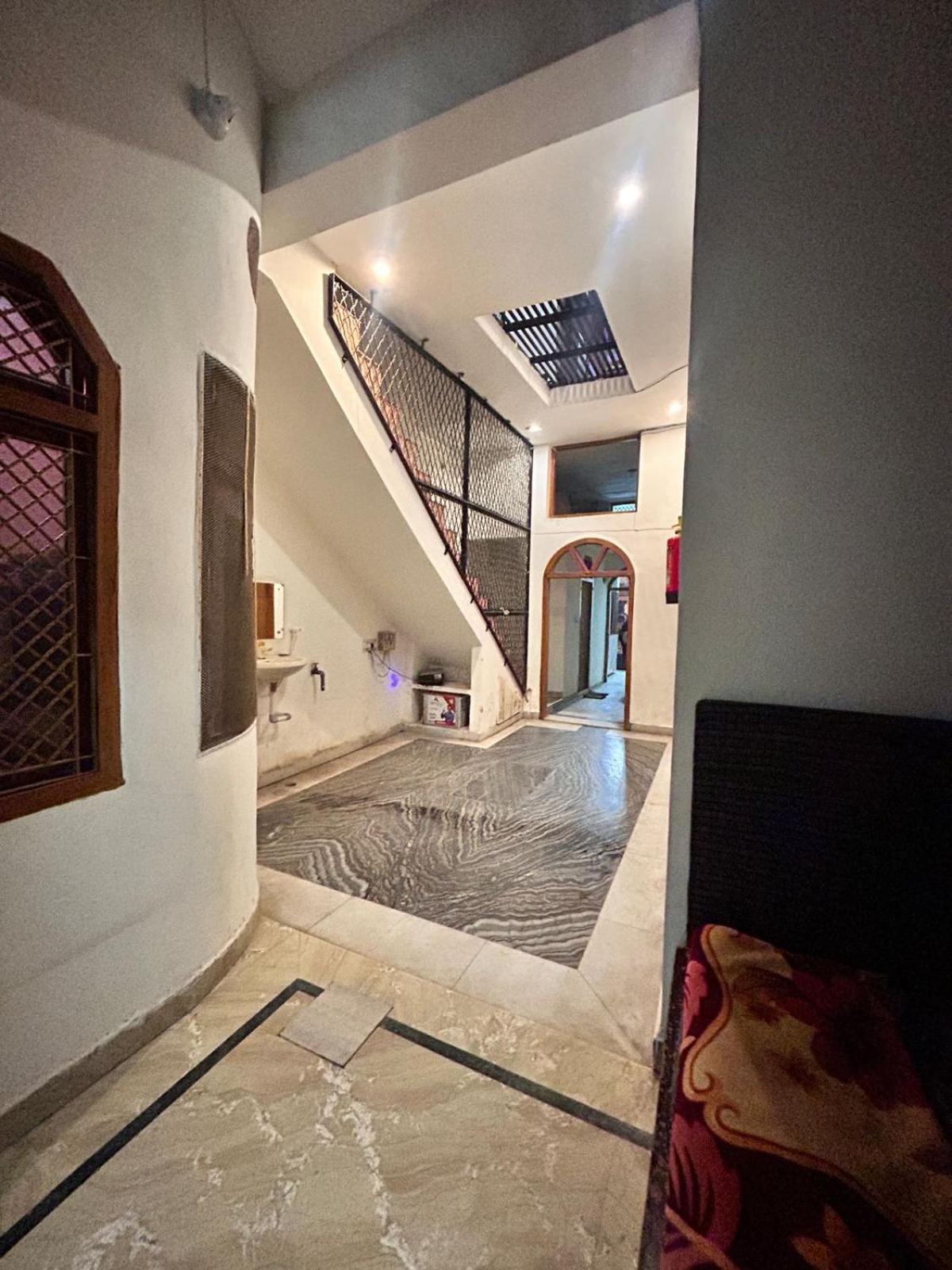 Agrawal Inn Guest House Mathura Bagian luar foto