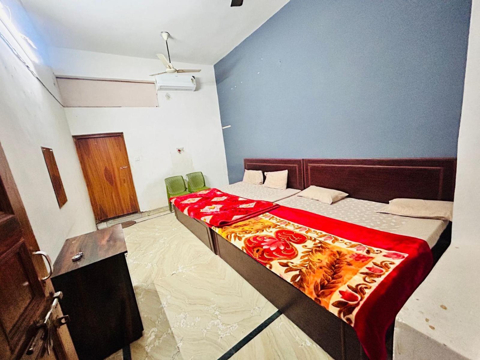 Agrawal Inn Guest House Mathura Bagian luar foto