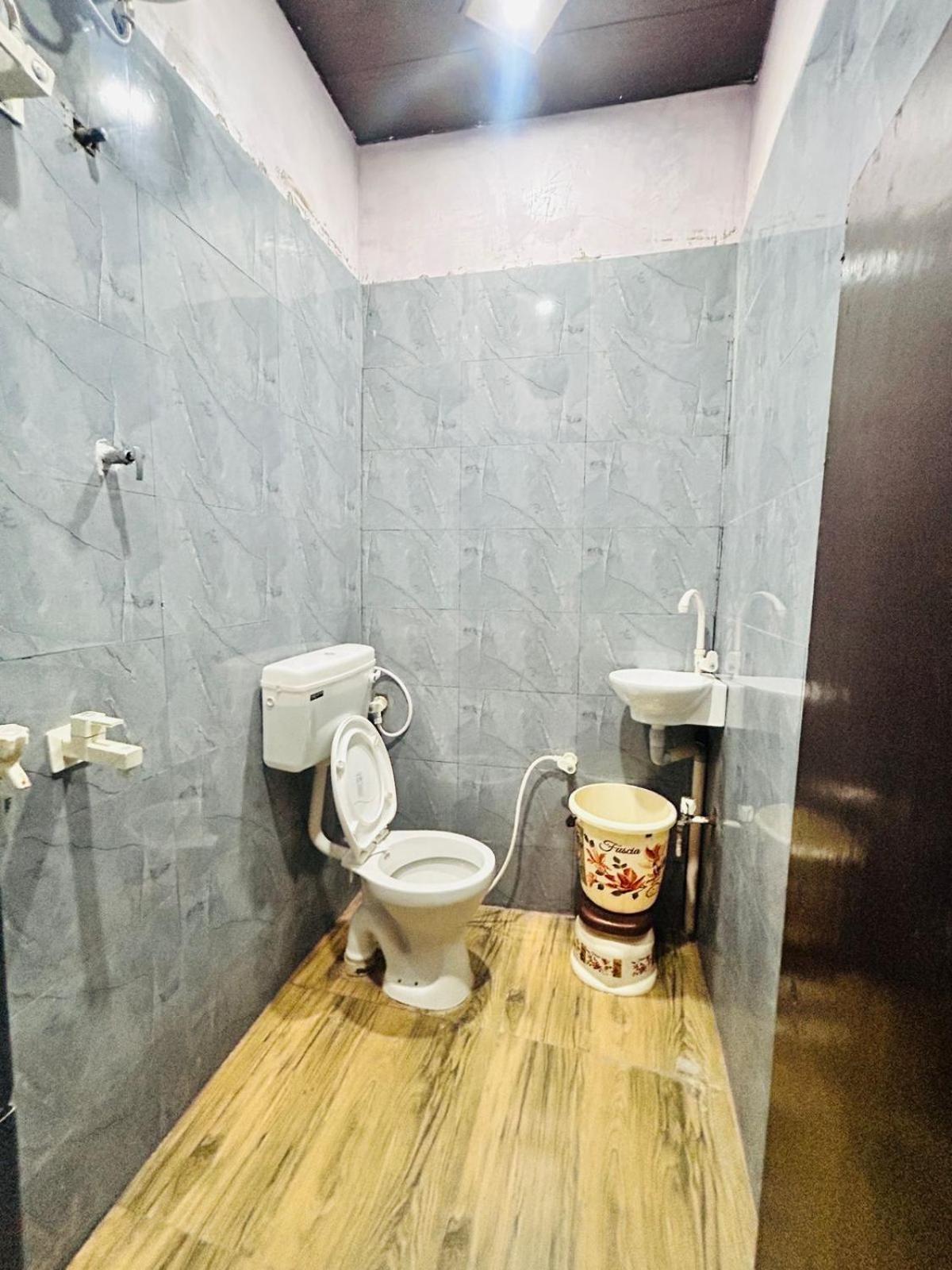 Agrawal Inn Guest House Mathura Bagian luar foto
