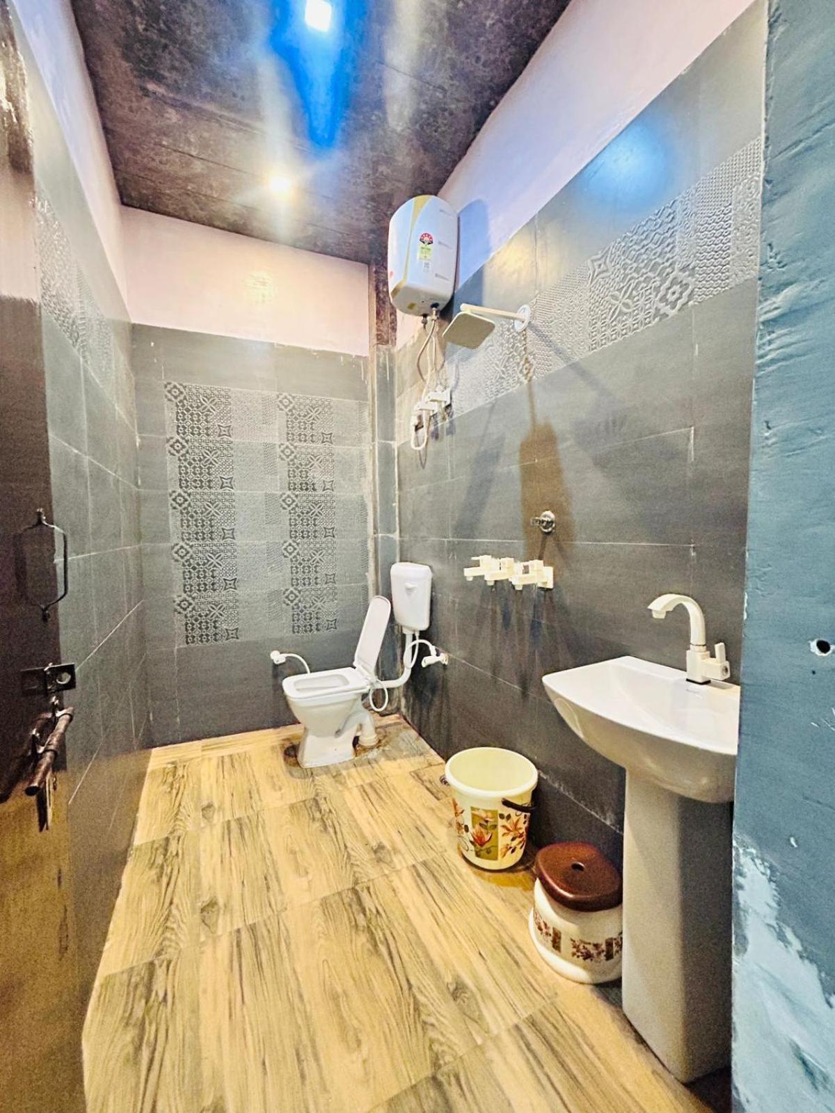 Agrawal Inn Guest House Mathura Bagian luar foto